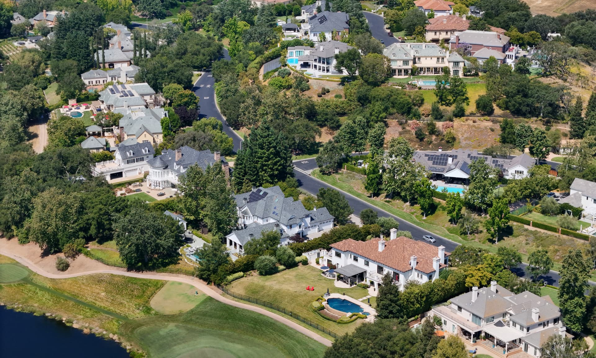 A rich neighborhood with nice houses